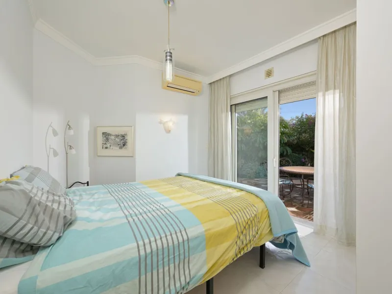This charming and bright Andalusian style villa is located in the centre of the popular urbanisation of Marbesa.