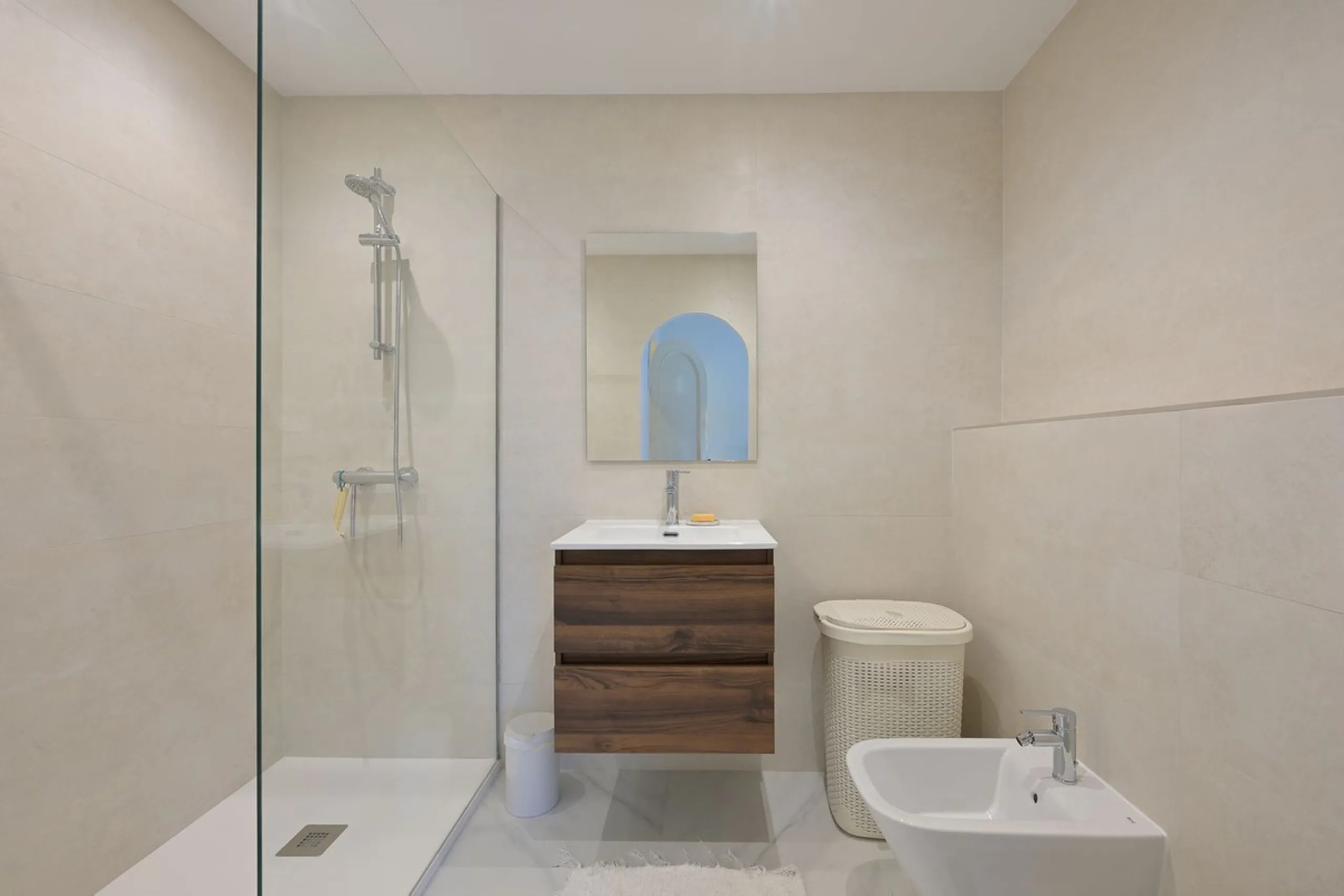 This charming and bright Andalusian style villa is located in the centre of the popular urbanisation of Marbesa.