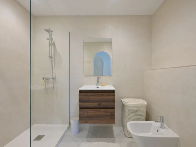 This charming and bright Andalusian style villa is located in the centre of the popular urbanisation of Marbesa.