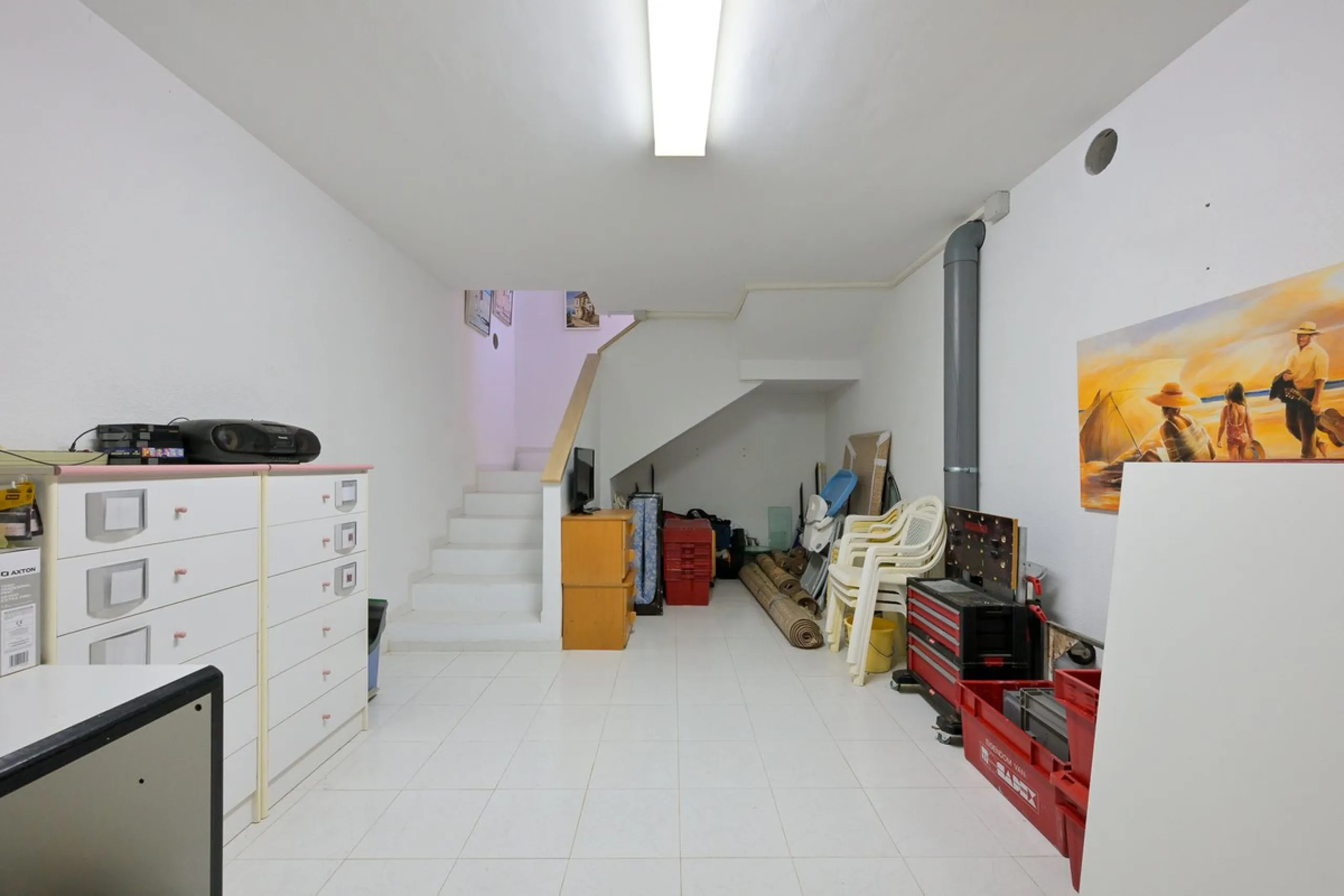 This charming and bright Andalusian style villa is located in the centre of the popular urbanisation of Marbesa.