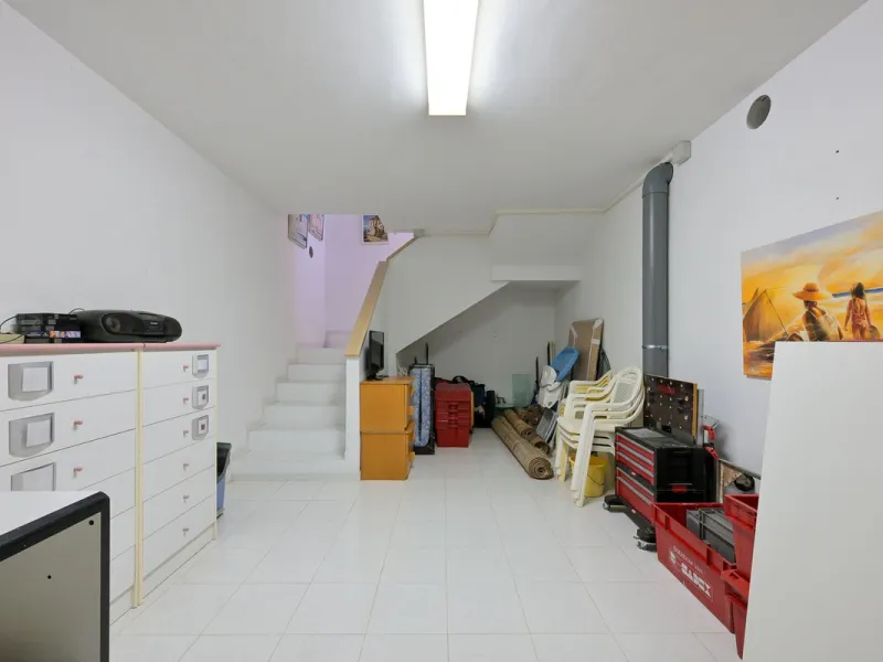 This charming and bright Andalusian style villa is located in the centre of the popular urbanisation of Marbesa.