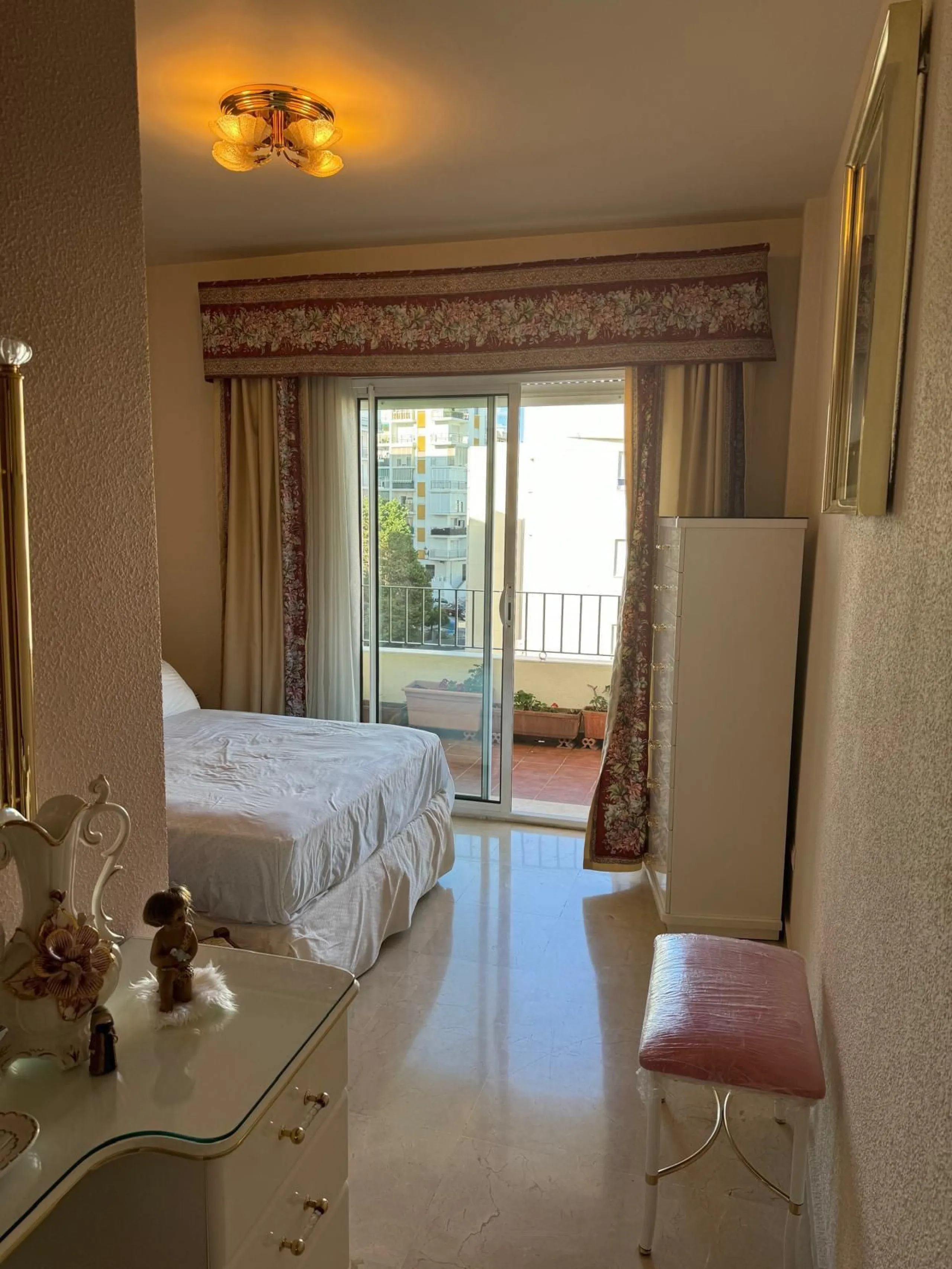 Middle Floor Apartment, Estepona, Costa del Sol.
