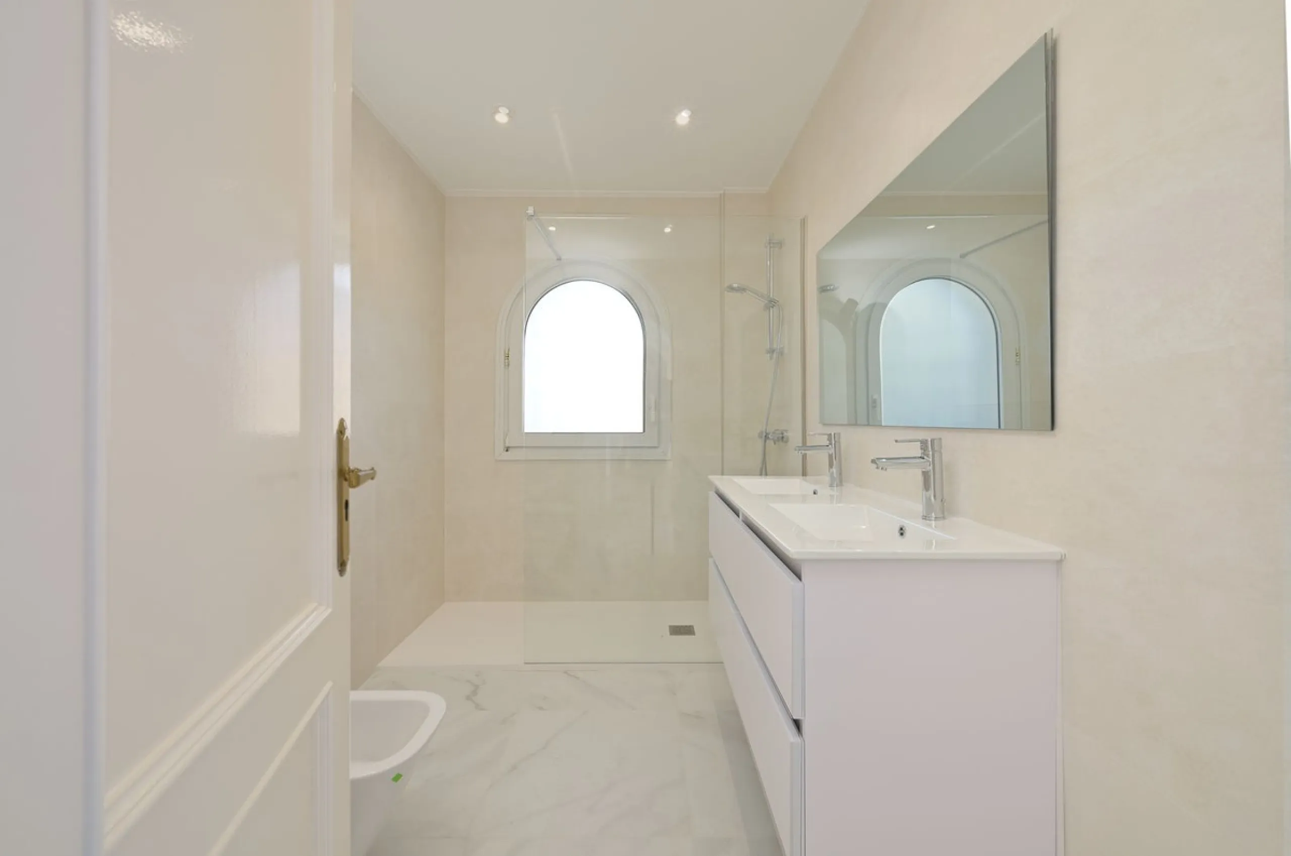 This charming and bright Andalusian style villa is located in the centre of the popular urbanisation of Marbesa.