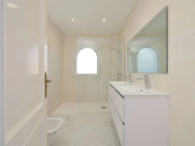 This charming and bright Andalusian style villa is located in the centre of the popular urbanisation of Marbesa.