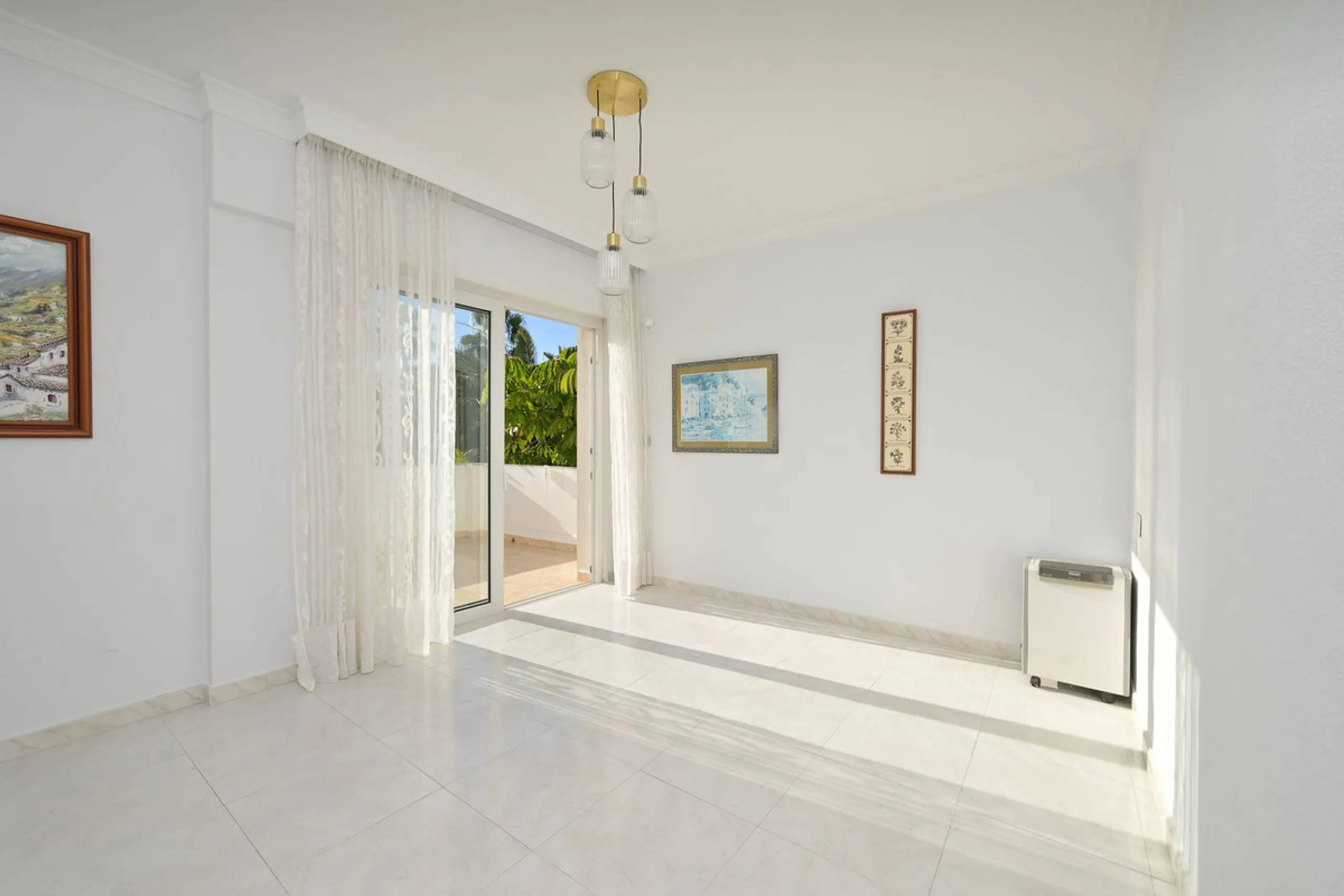 This charming and bright Andalusian style villa is located in the centre of the popular urbanisation of Marbesa.