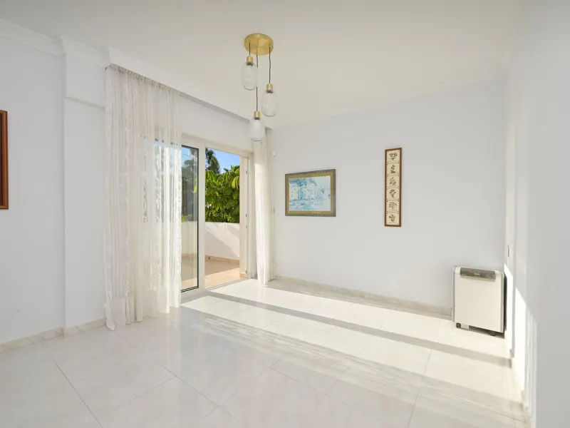 This charming and bright Andalusian style villa is located in the centre of the popular urbanisation of Marbesa.