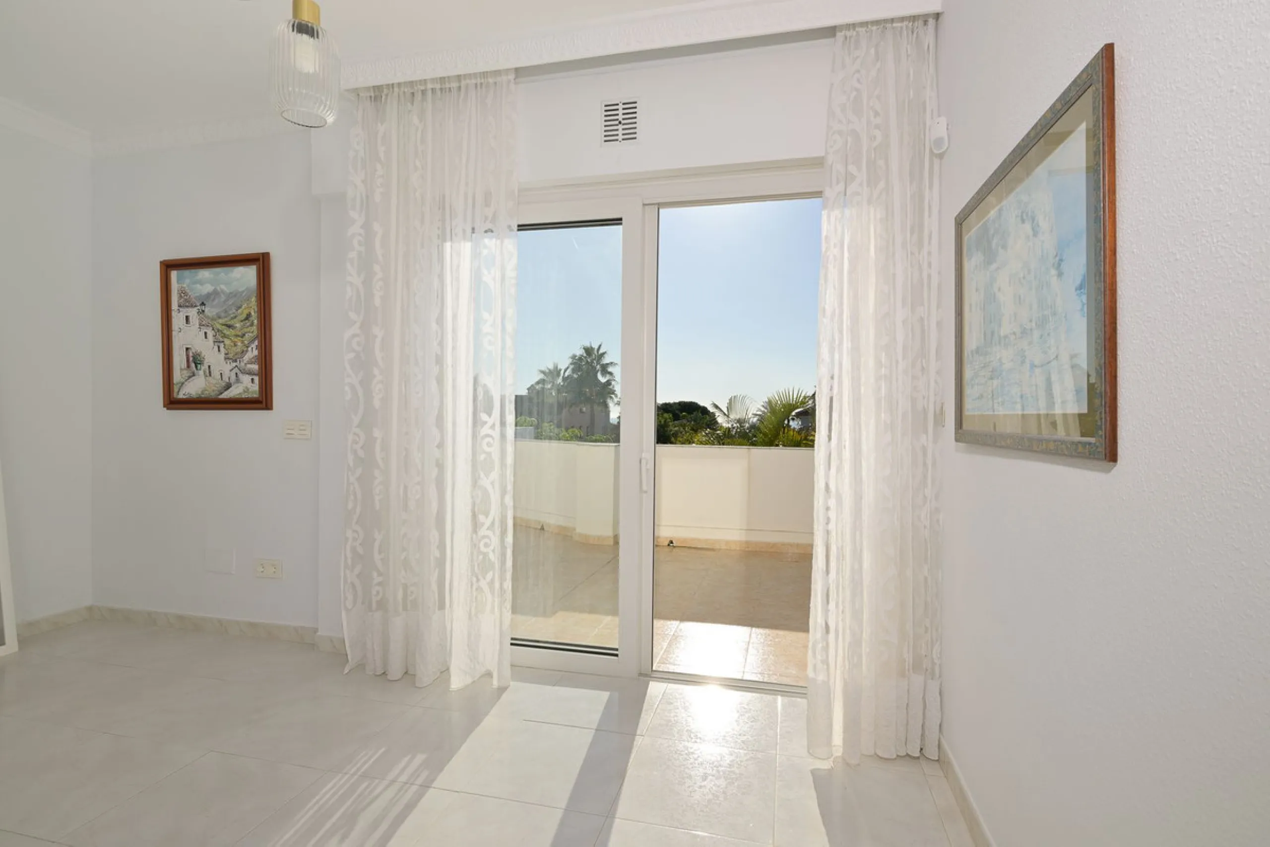 This charming and bright Andalusian style villa is located in the centre of the popular urbanisation of Marbesa.