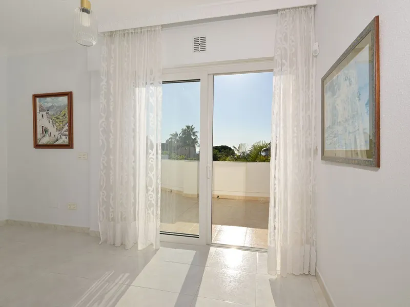 This charming and bright Andalusian style villa is located in the centre of the popular urbanisation of Marbesa.