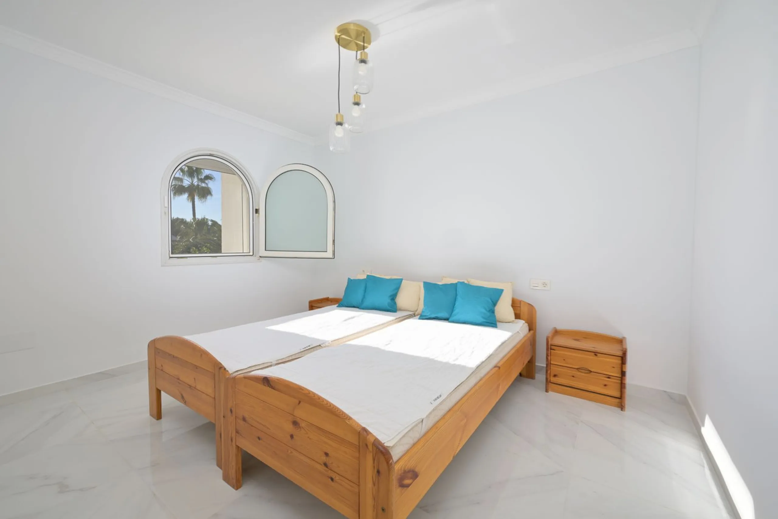 This charming and bright Andalusian style villa is located in the centre of the popular urbanisation of Marbesa.
