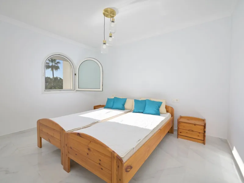 This charming and bright Andalusian style villa is located in the centre of the popular urbanisation of Marbesa.