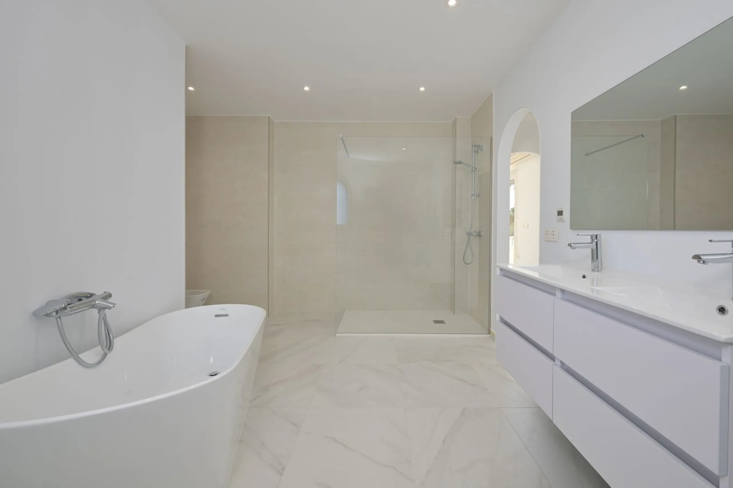 This charming and bright Andalusian style villa is located in the centre of the popular urbanisation of Marbesa.
