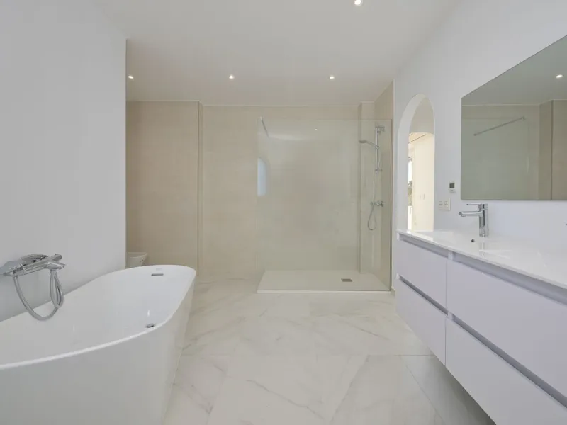 This charming and bright Andalusian style villa is located in the centre of the popular urbanisation of Marbesa.