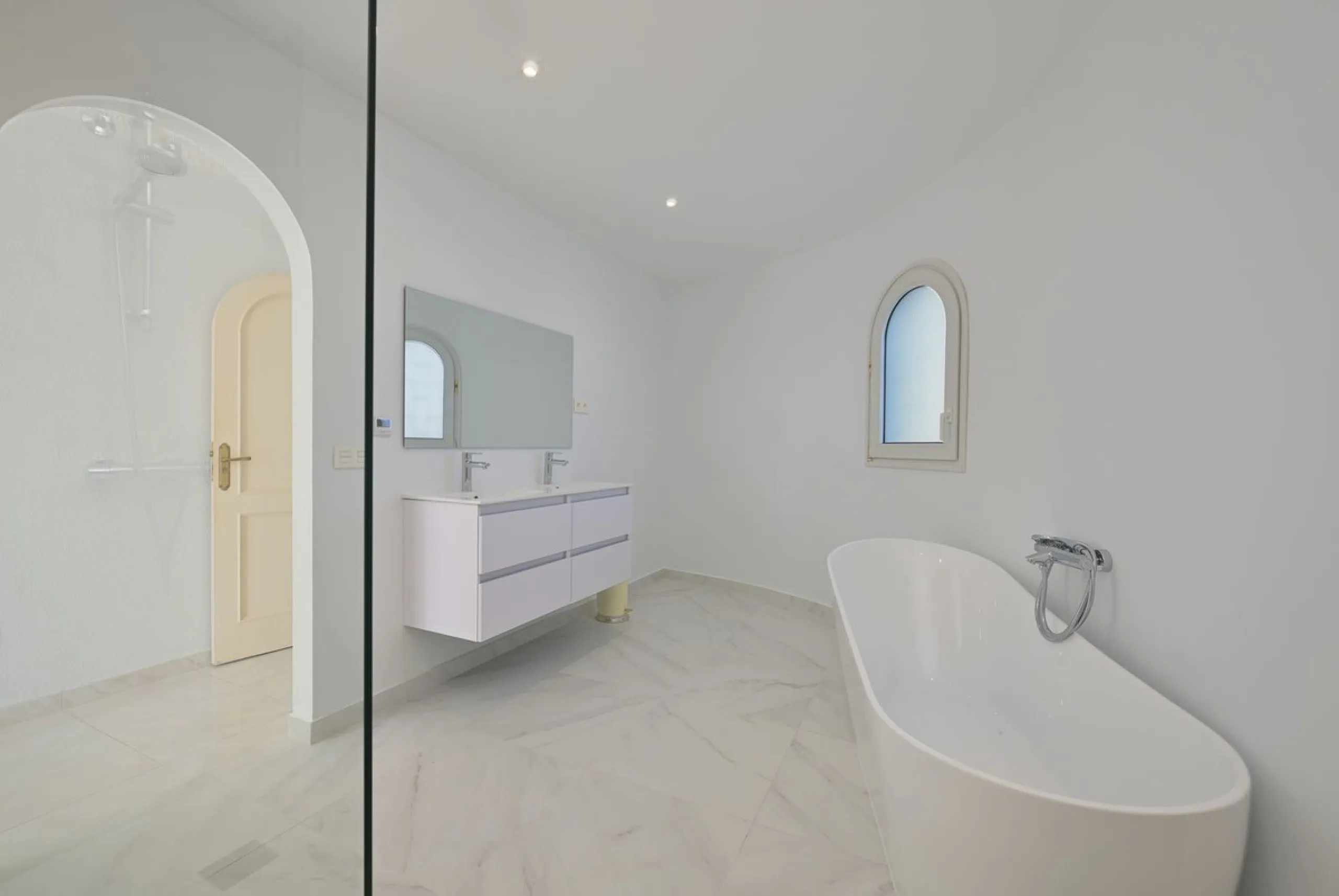 This charming and bright Andalusian style villa is located in the centre of the popular urbanisation of Marbesa.