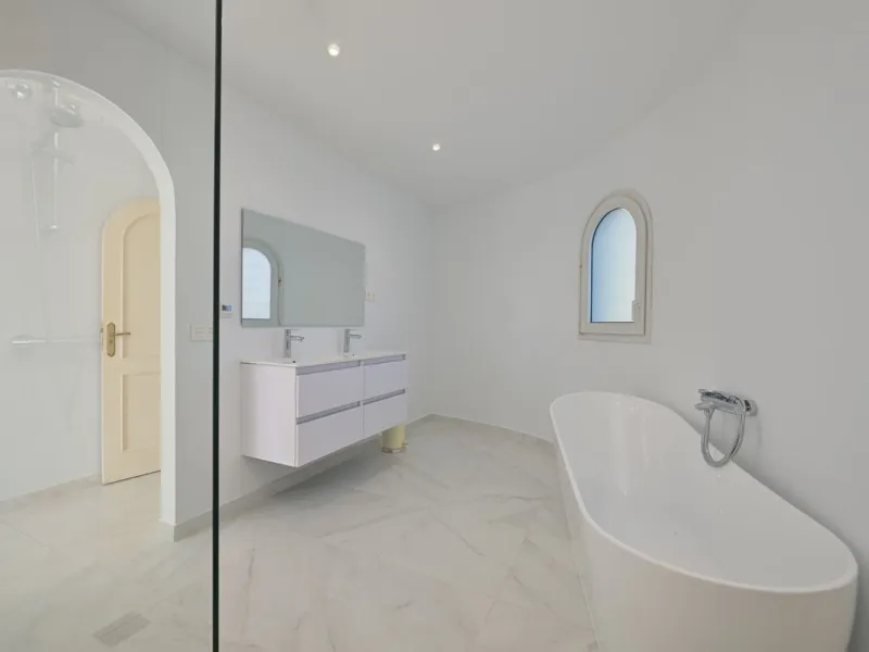 This charming and bright Andalusian style villa is located in the centre of the popular urbanisation of Marbesa.