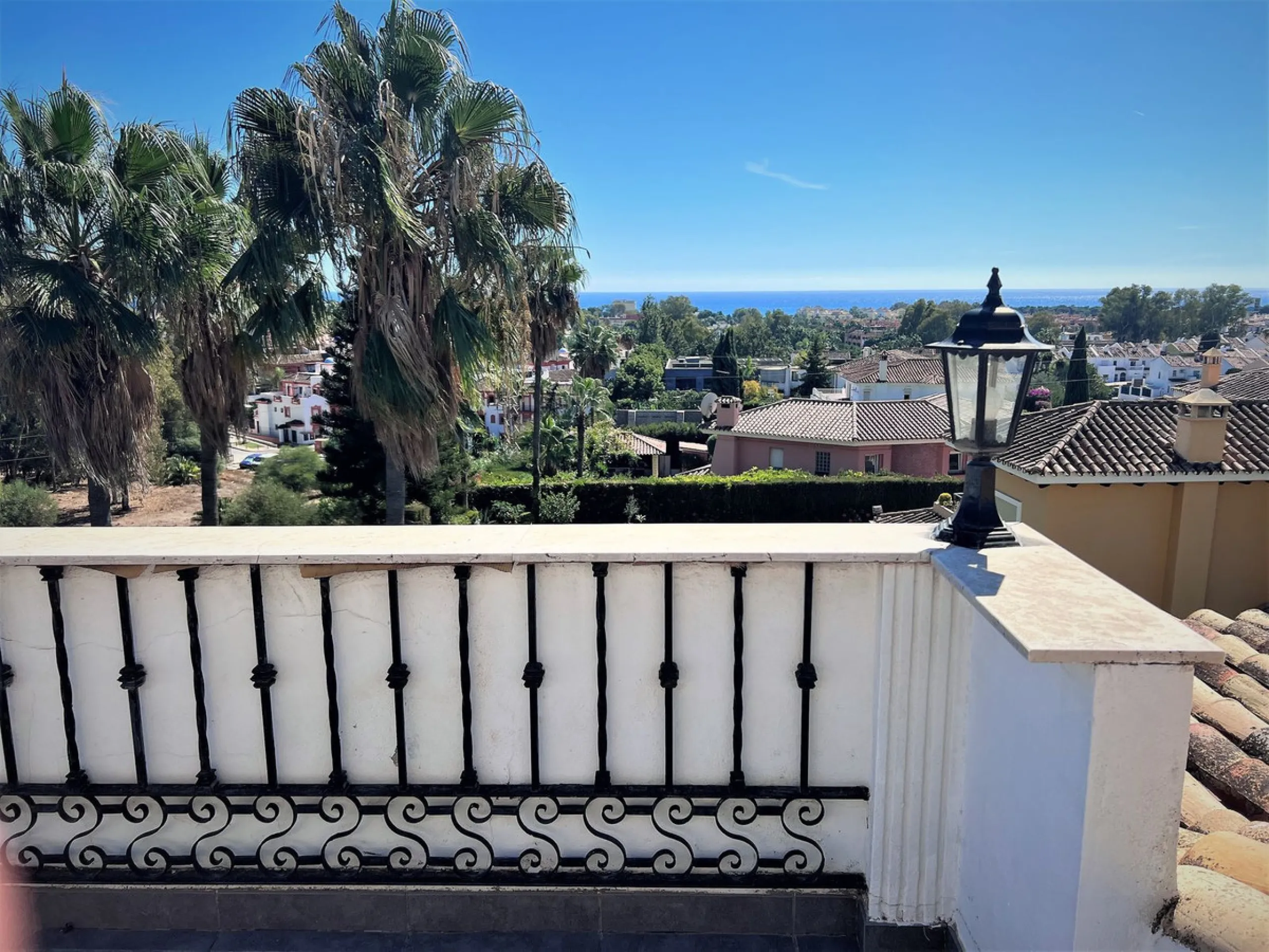 Fantastic 4 bedroom apartement with panoramic sea and mountain views,very private many facilities such as sauna gym 24 security and reception walking distance to