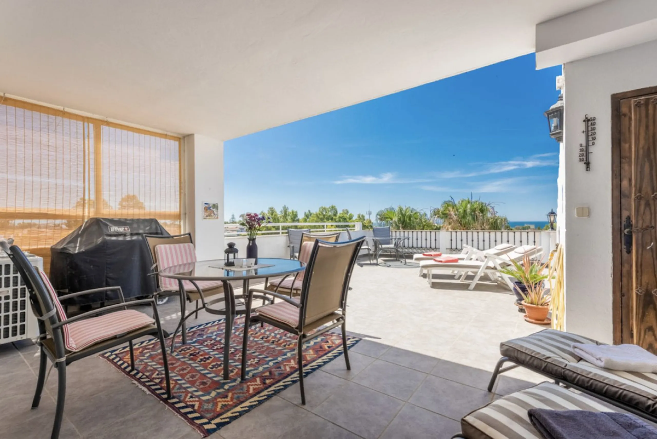 Fantastic 4 bedroom apartement with panoramic sea and mountain views,very private many facilities such as sauna gym 24 security and reception walking distance to