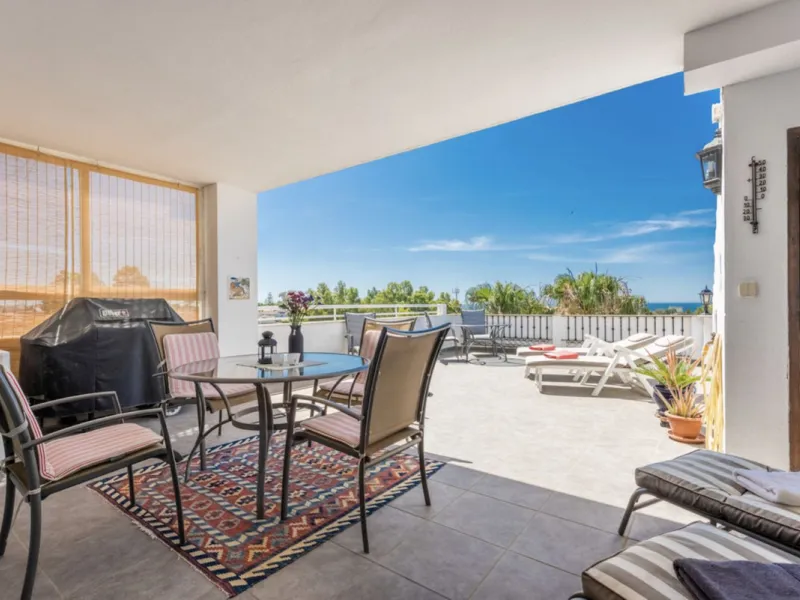 Fantastic 4 bedroom apartement with panoramic sea and mountain views,very private many facilities such as sauna gym 24 security and reception walking distance to