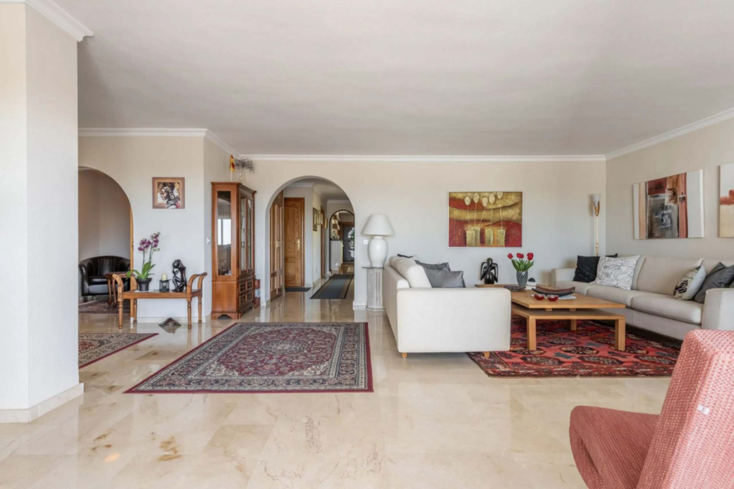 Fantastic 4 bedroom apartement with panoramic sea and mountain views,very private many facilities such as sauna gym 24 security and reception walking distance to