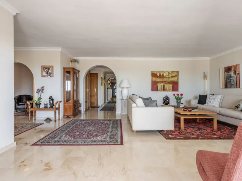 Fantastic 4 bedroom apartement with panoramic sea and mountain views,very private many facilities such as sauna gym 24 security and reception walking distance to
