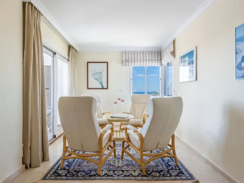 Fantastic 4 bedroom apartement with panoramic sea and mountain views,very private many facilities such as sauna gym 24 security and reception walking distance to