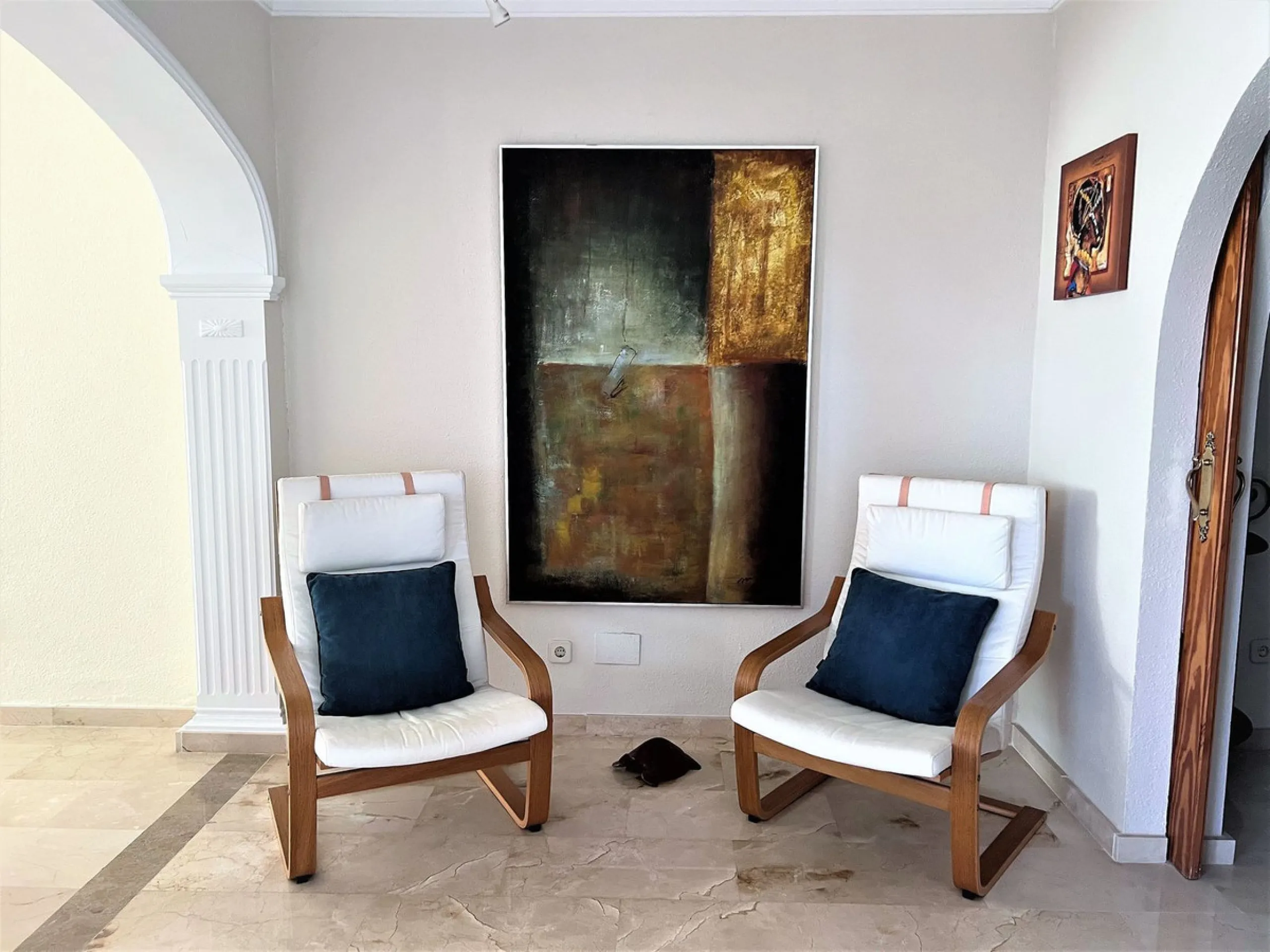 Fantastic 4 bedroom apartement with panoramic sea and mountain views,very private many facilities such as sauna gym 24 security and reception walking distance to