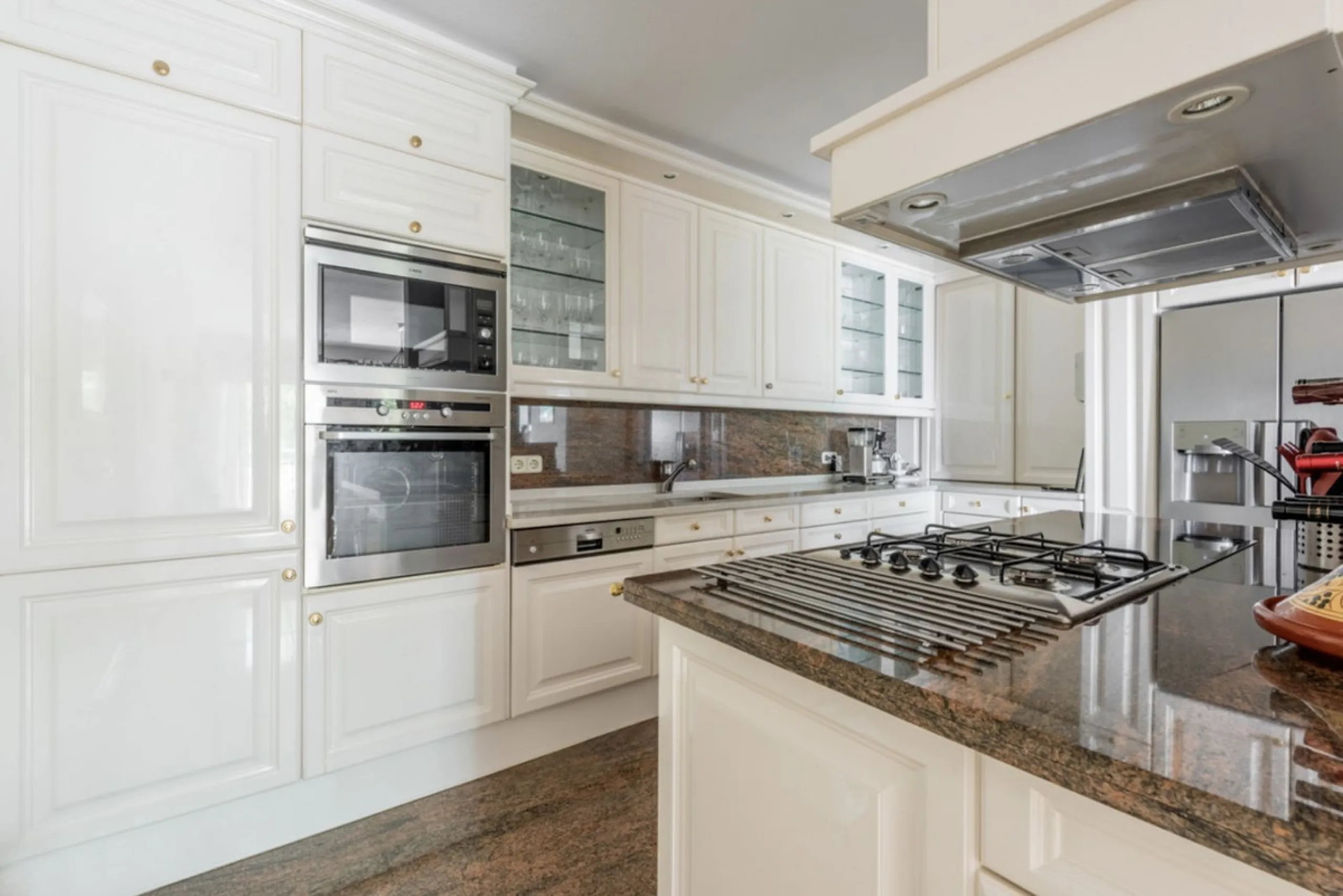 Fantastic 4 bedroom apartement with panoramic sea and mountain views,very private many facilities such as sauna gym 24 security and reception walking distance to