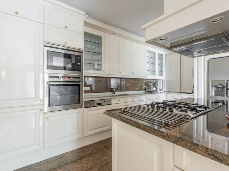 Fantastic 4 bedroom apartement with panoramic sea and mountain views,very private many facilities such as sauna gym 24 security and reception walking distance to