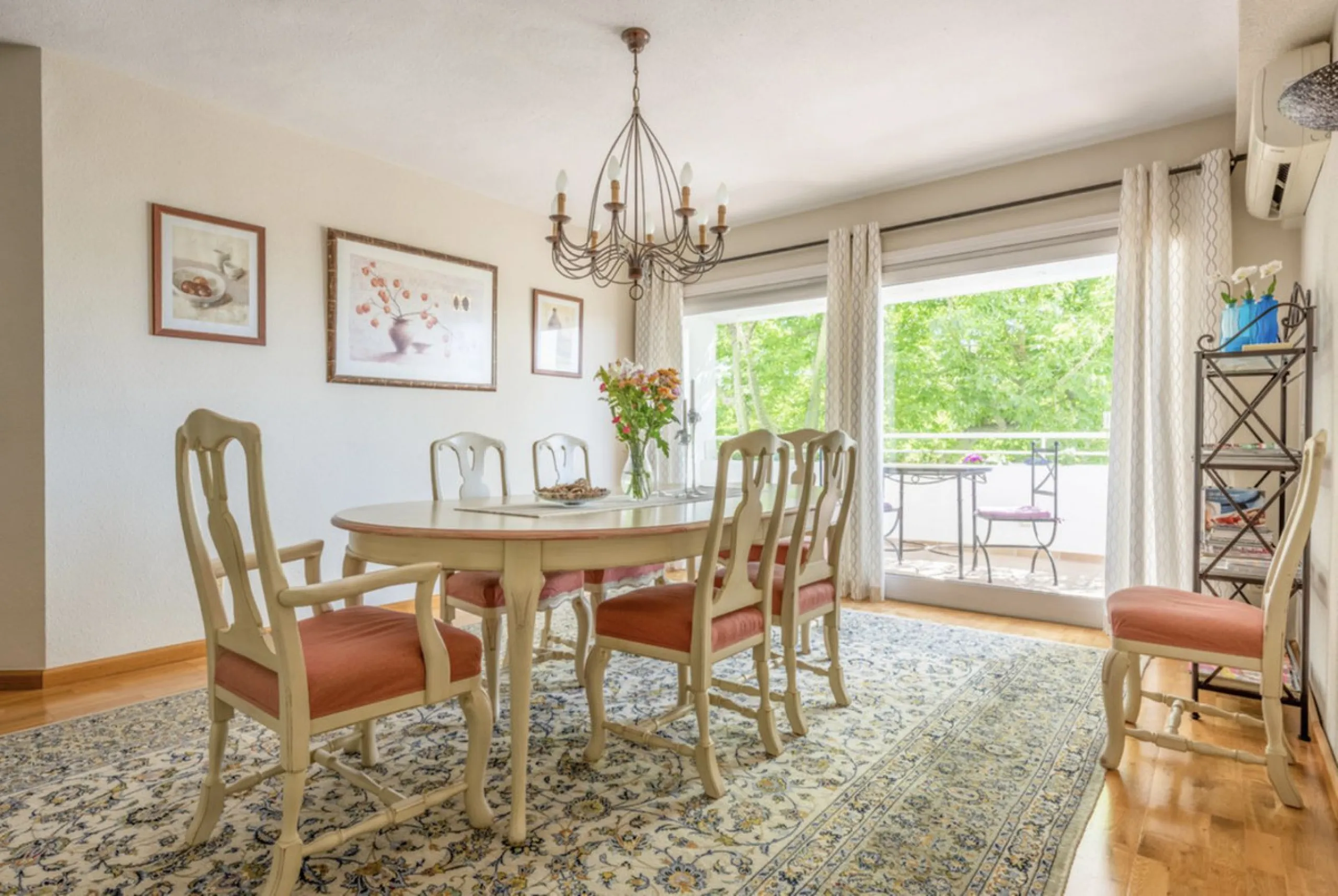 Fantastic 4 bedroom apartement with panoramic sea and mountain views,very private many facilities such as sauna gym 24 security and reception walking distance to