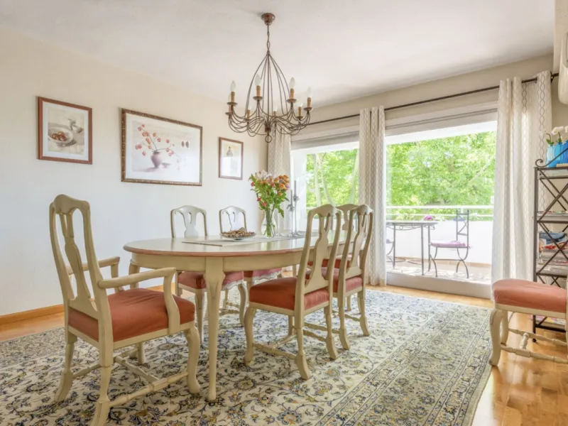 Fantastic 4 bedroom apartement with panoramic sea and mountain views,very private many facilities such as sauna gym 24 security and reception walking distance to
