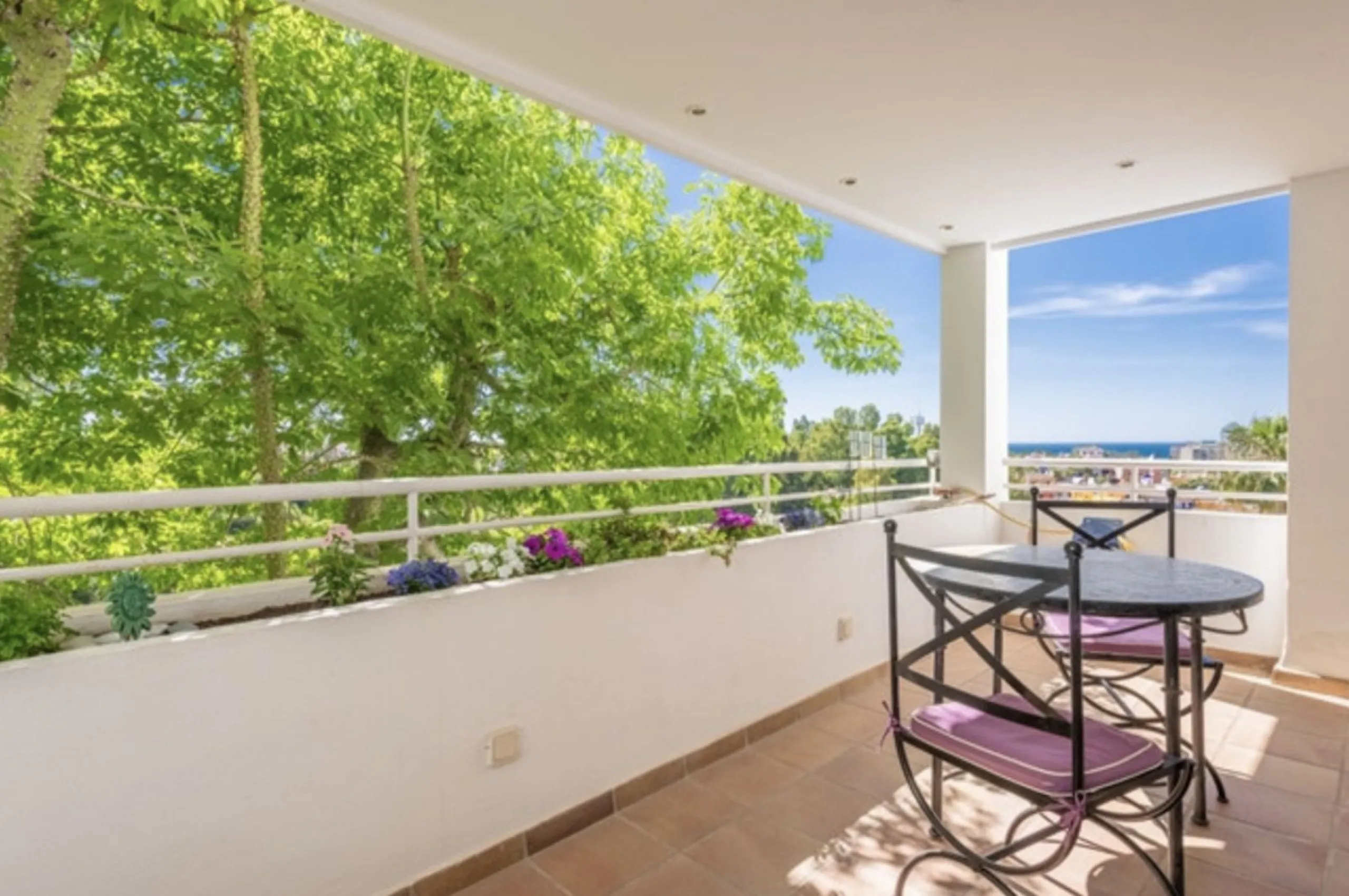 Fantastic 4 bedroom apartement with panoramic sea and mountain views,very private many facilities such as sauna gym 24 security and reception walking distance to