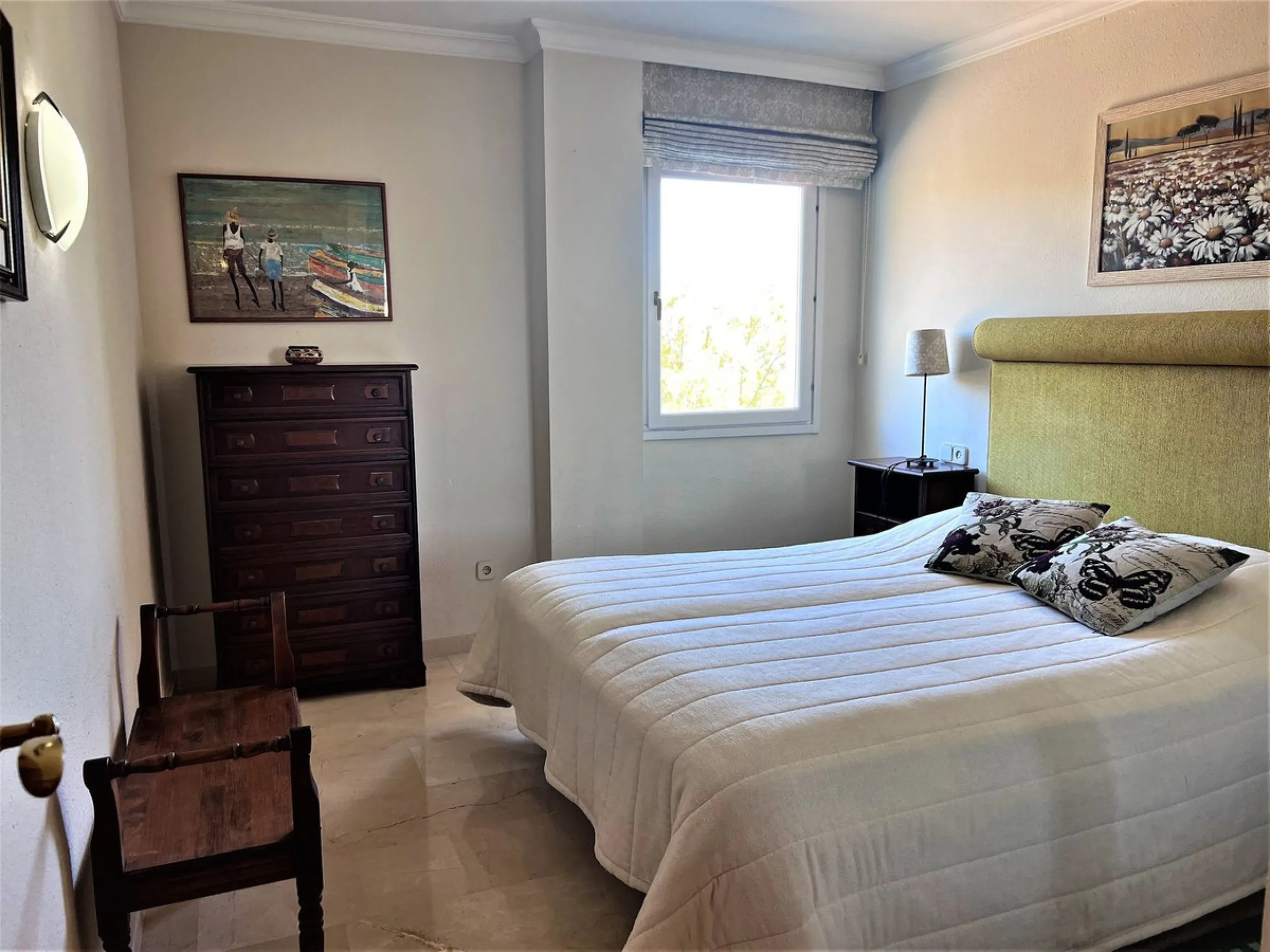 Fantastic 4 bedroom apartement with panoramic sea and mountain views,very private many facilities such as sauna gym 24 security and reception walking distance to