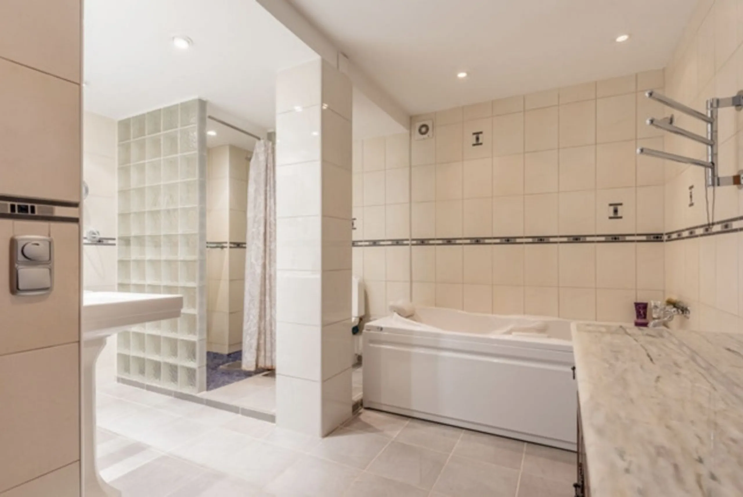 Fantastic 4 bedroom apartement with panoramic sea and mountain views,very private many facilities such as sauna gym 24 security and reception walking distance to