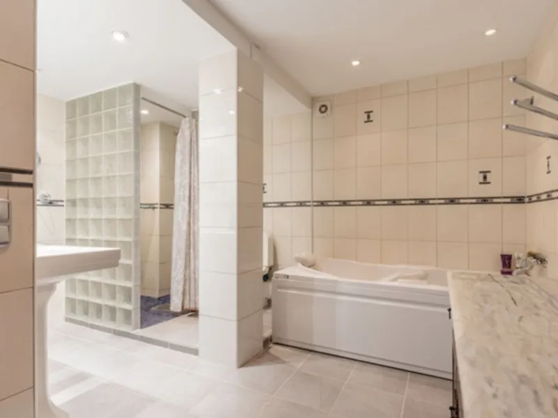 Fantastic 4 bedroom apartement with panoramic sea and mountain views,very private many facilities such as sauna gym 24 security and reception walking distance to
