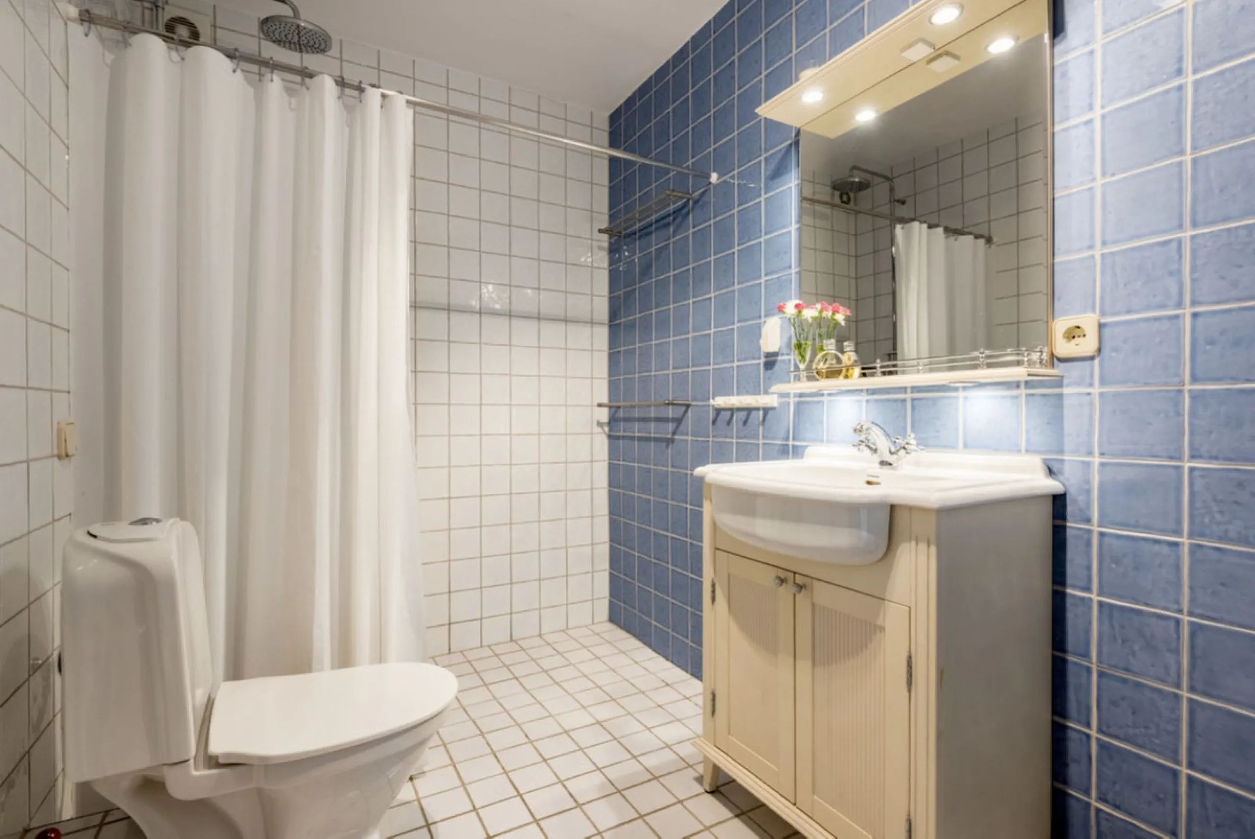 Fantastic 4 bedroom apartement with panoramic sea and mountain views,very private many facilities such as sauna gym 24 security and reception walking distance to