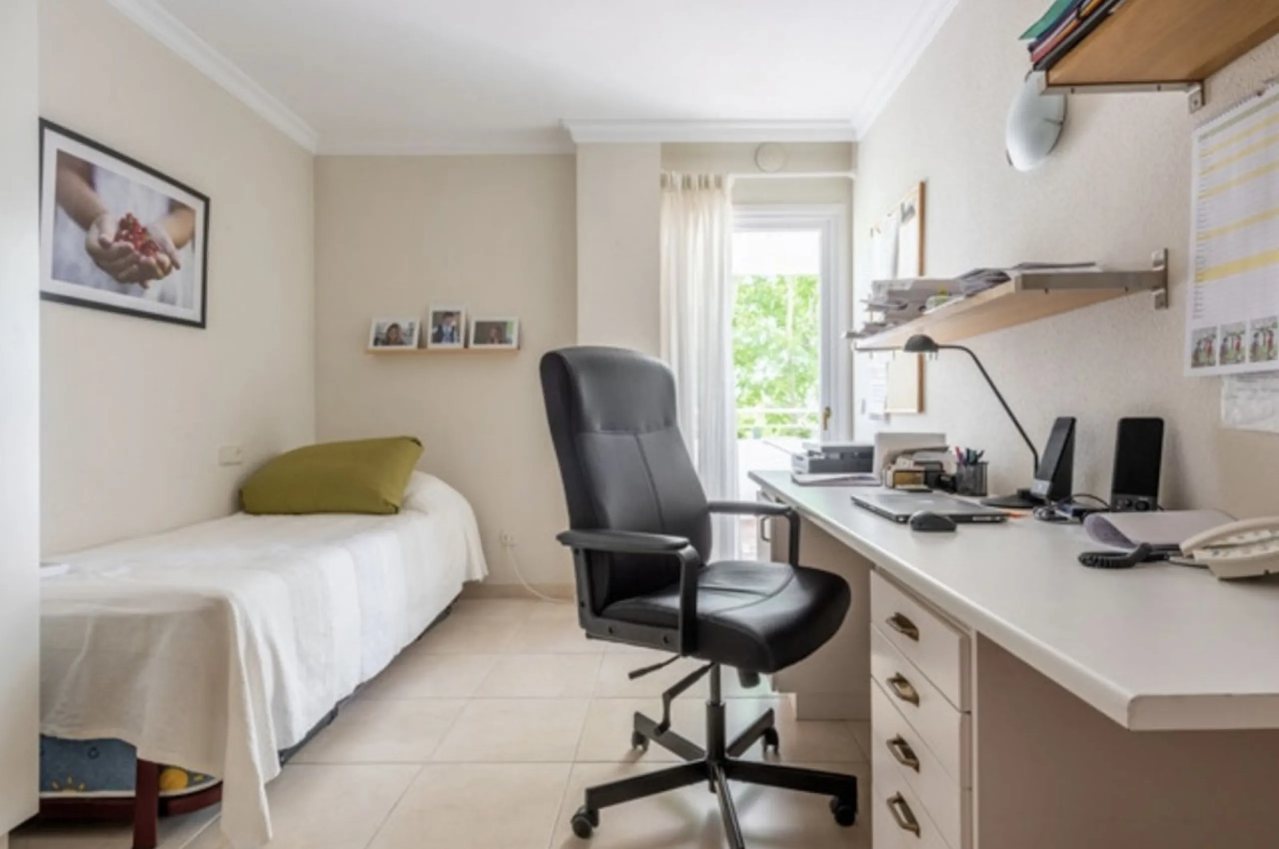 Fantastic 4 bedroom apartement with panoramic sea and mountain views,very private many facilities such as sauna gym 24 security and reception walking distance to