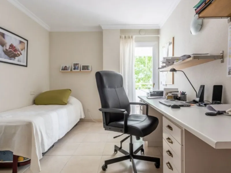 Fantastic 4 bedroom apartement with panoramic sea and mountain views,very private many facilities such as sauna gym 24 security and reception walking distance to