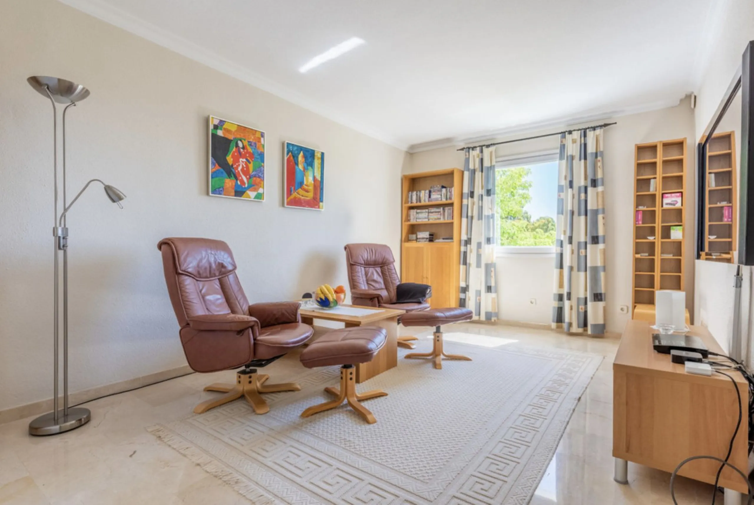 Fantastic 4 bedroom apartement with panoramic sea and mountain views,very private many facilities such as sauna gym 24 security and reception walking distance to