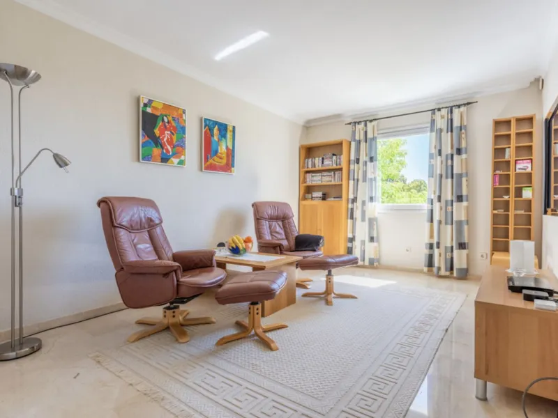 Fantastic 4 bedroom apartement with panoramic sea and mountain views,very private many facilities such as sauna gym 24 security and reception walking distance to