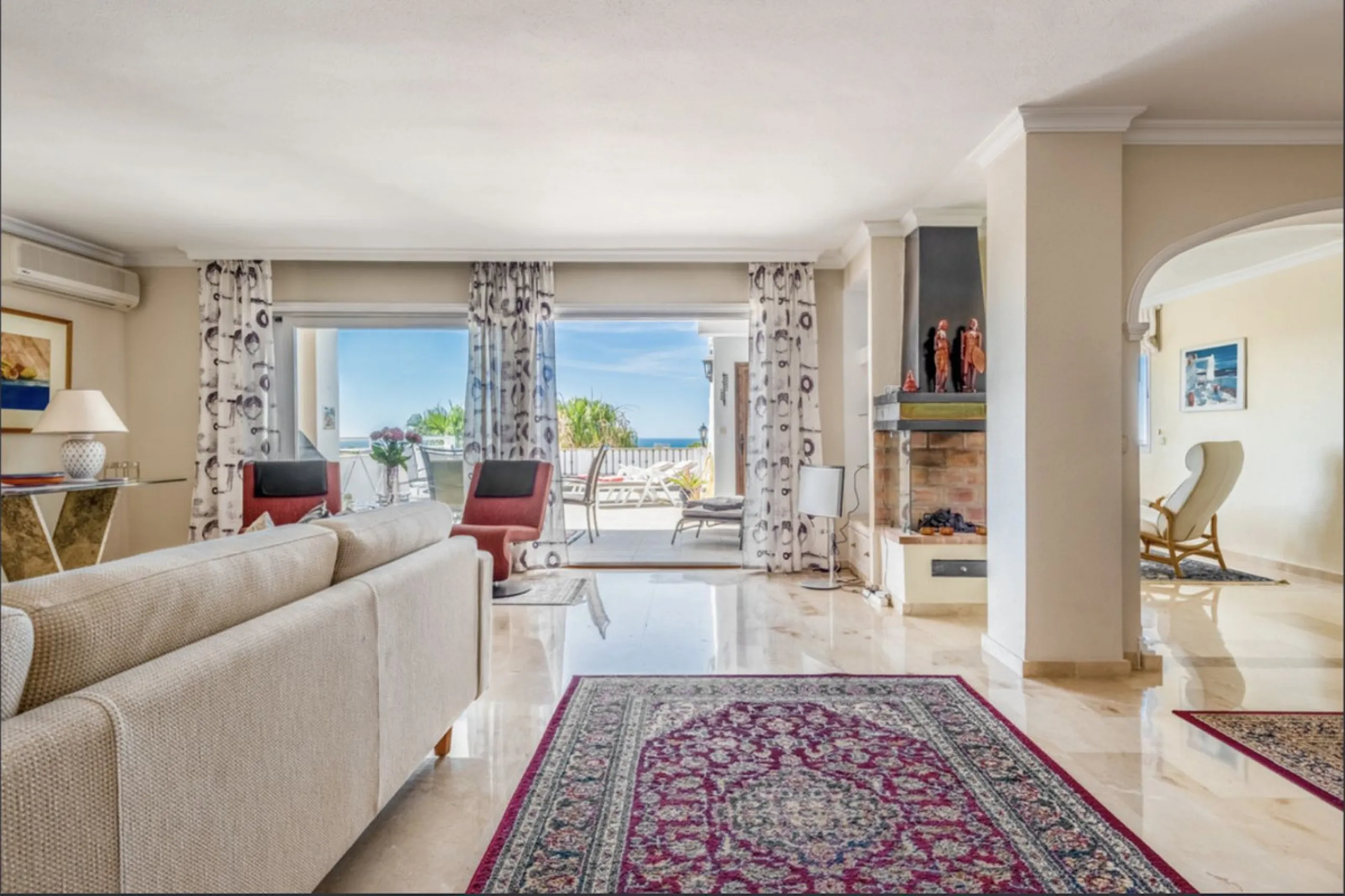 Fantastic 4 bedroom apartement with panoramic sea and mountain views,very private many facilities such as sauna gym 24 security and reception walking distance to
