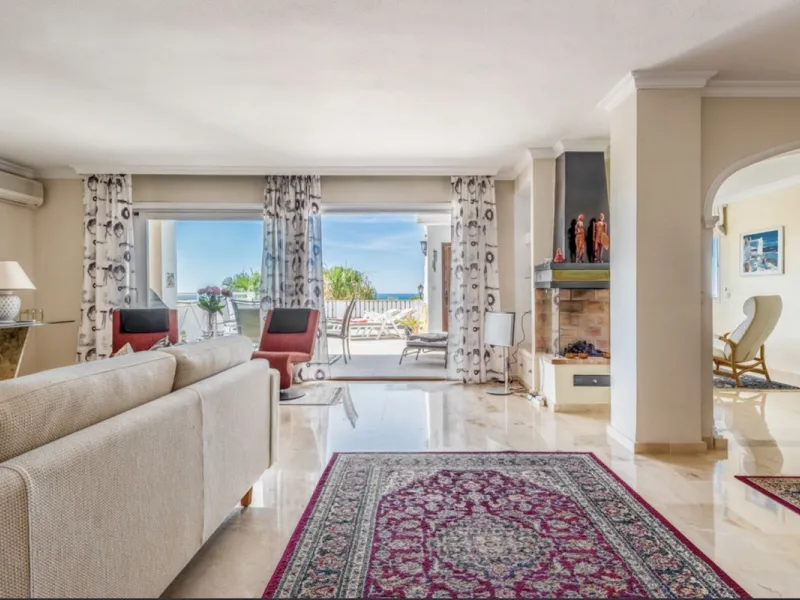 Fantastic 4 bedroom apartement with panoramic sea and mountain views,very private many facilities such as sauna gym 24 security and reception walking distance to