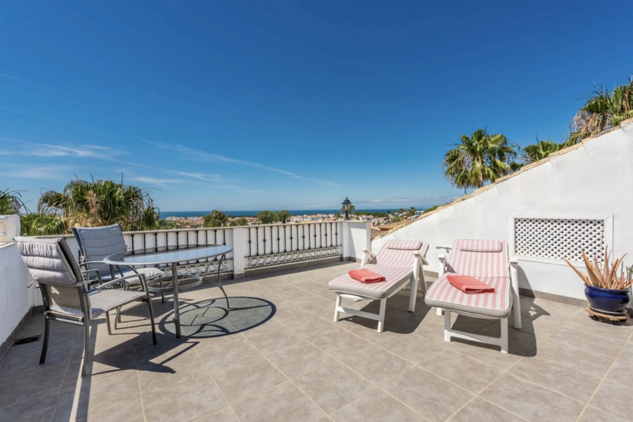 Fantastic 4 bedroom apartement with panoramic sea and mountain views,very private many facilities such as sauna gym 24 security and reception walking distance to