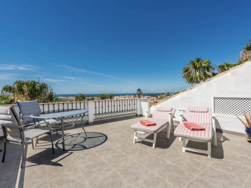 Fantastic 4 bedroom apartement with panoramic sea and mountain views,very private many facilities such as sauna gym 24 security and reception walking distance to