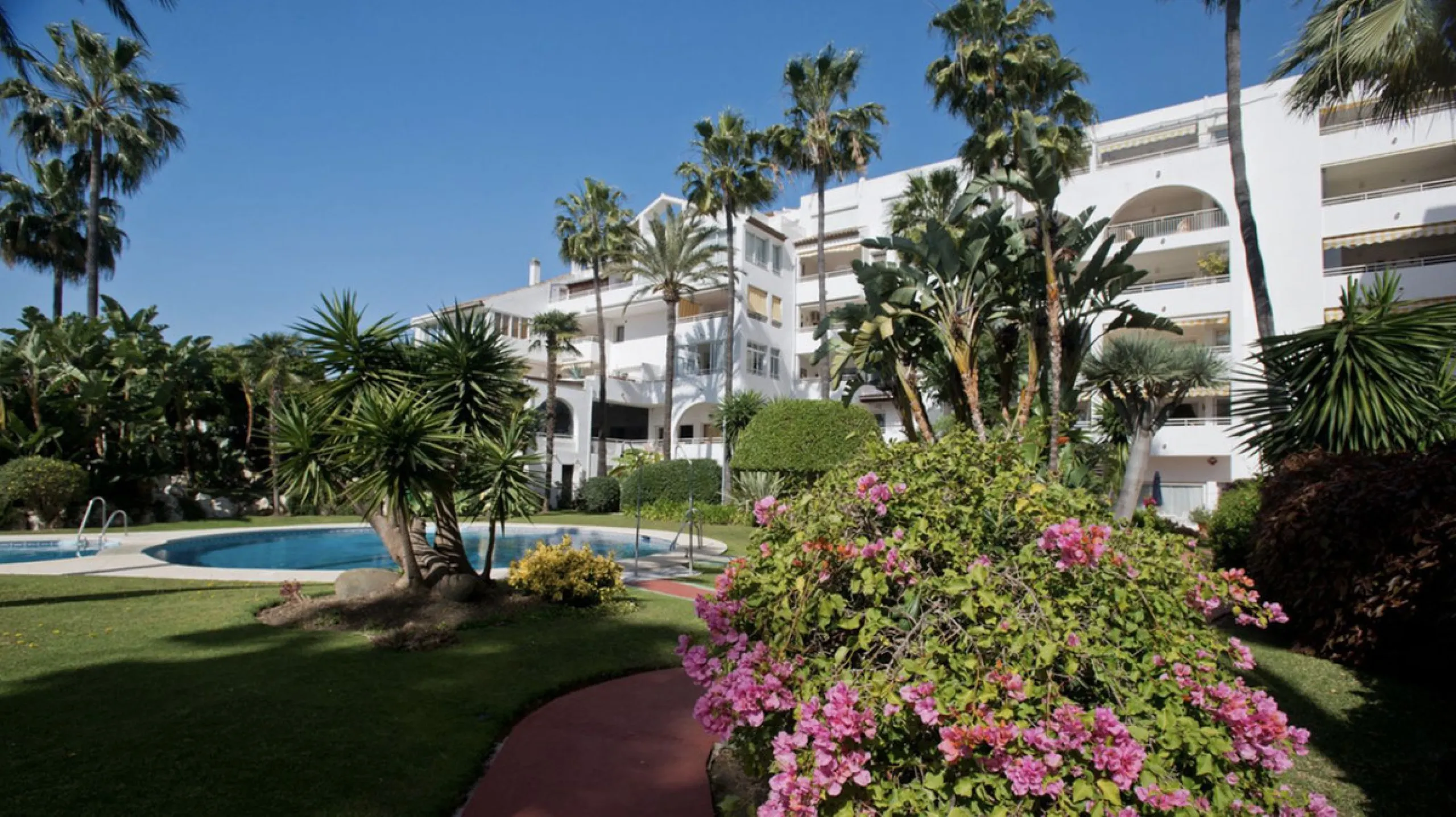 Fantastic 4 bedroom apartement with panoramic sea and mountain views,very private many facilities such as sauna gym 24 security and reception walking distance to
