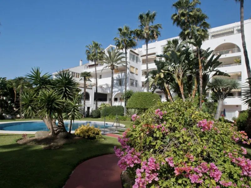 Fantastic 4 bedroom apartement with panoramic sea and mountain views,very private many facilities such as sauna gym 24 security and reception walking distance to