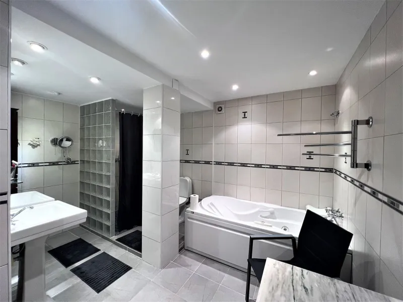 Fantastic 4 bedroom apartement with panoramic sea and mountain views,very private many facilities such as sauna gym 24 security and reception walking distance to