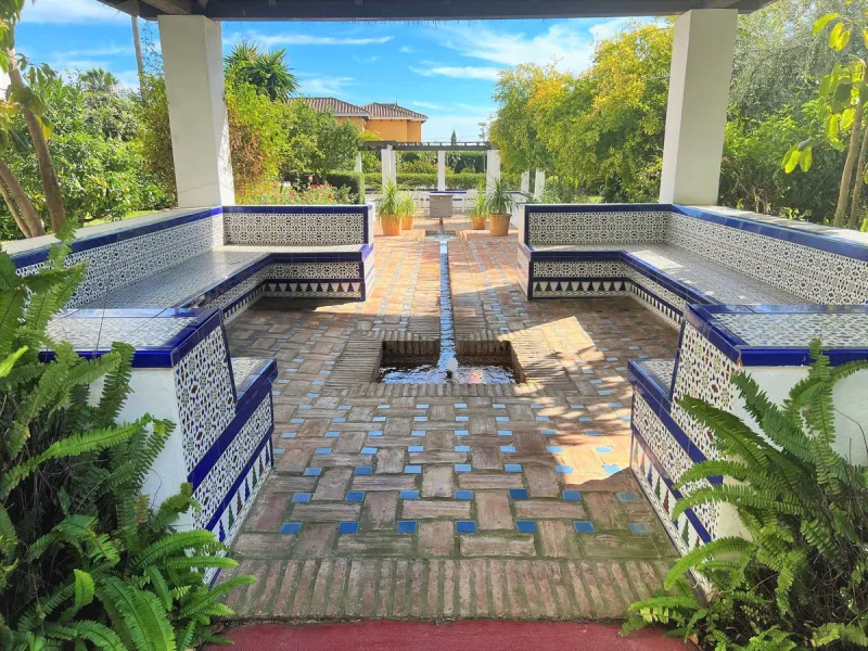 Fantastic 4 bedroom apartement with panoramic sea and mountain views,very private many facilities such as sauna gym 24 security and reception walking distance to