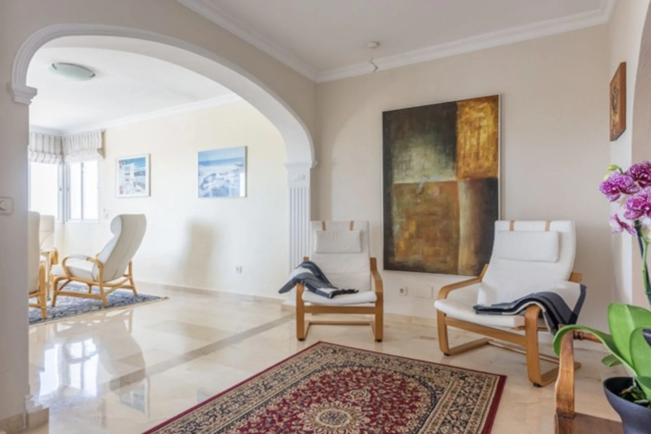 Fantastic 4 bedroom apartement with panoramic sea and mountain views,very private many facilities such as sauna gym 24 security and reception walking distance to