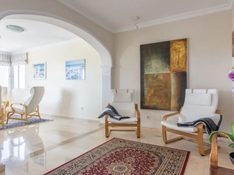 Fantastic 4 bedroom apartement with panoramic sea and mountain views,very private many facilities such as sauna gym 24 security and reception walking distance to