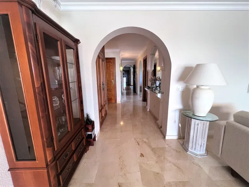 Fantastic 4 bedroom apartement with panoramic sea and mountain views,very private many facilities such as sauna gym 24 security and reception walking distance to