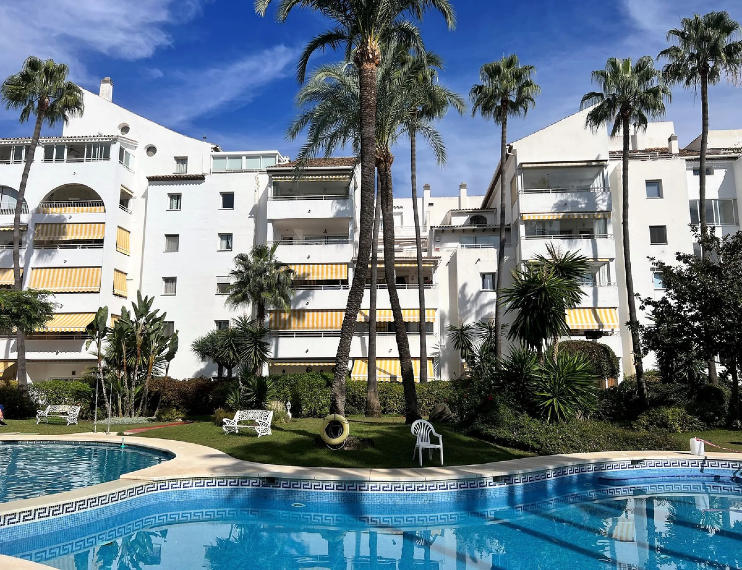 Fantastic 4 bedroom apartement with panoramic sea and mountain views,very private many facilities such as sauna gym 24 security and reception walking distance to